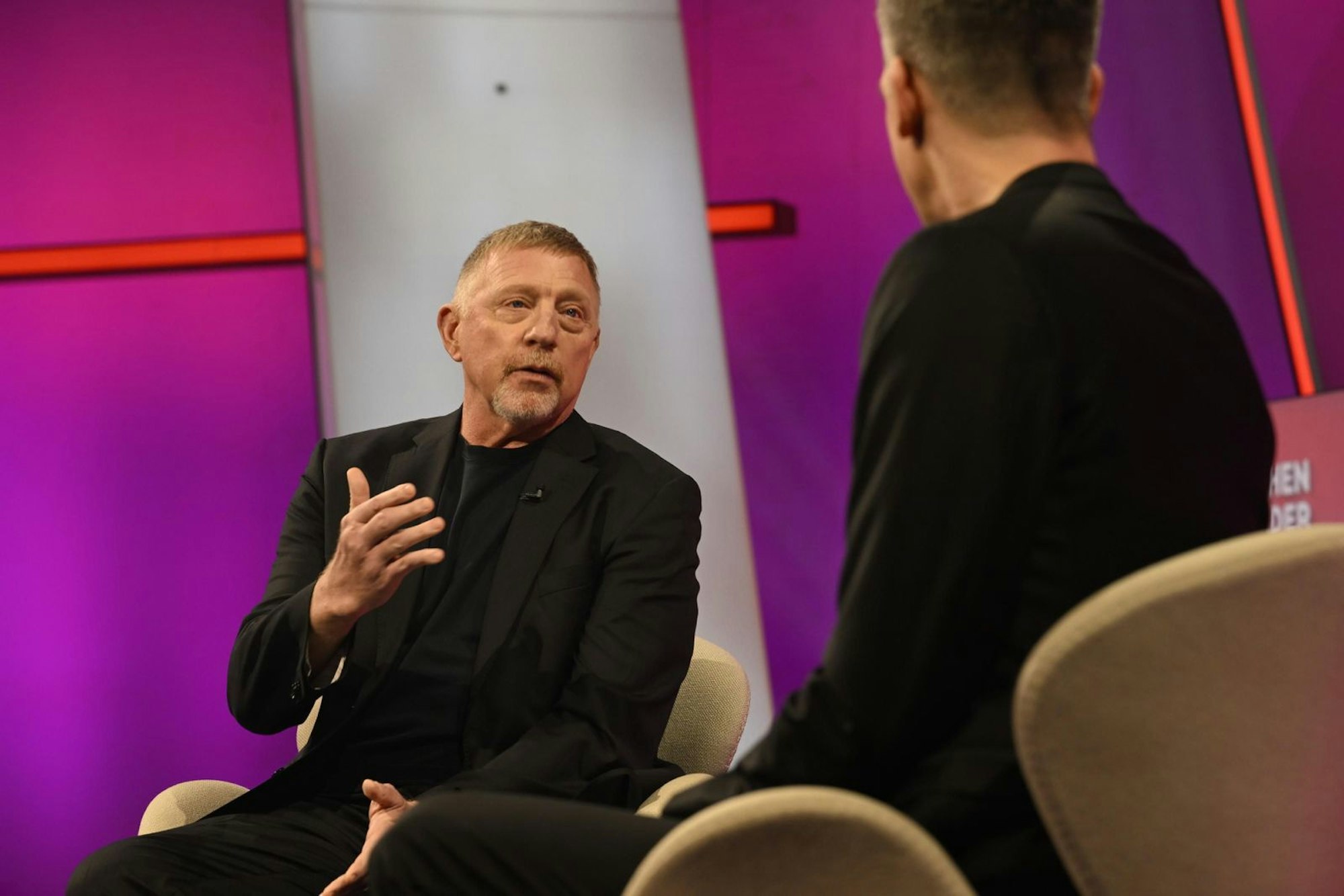 Boris Becker berichtete im Gespräch mit Moderator Steffen Hallaschka von seiner Zeit in Haft. (Bild: RTL / Annette Etges)