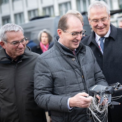 Bevor die Gespräche beginnen, zeigt die neue Drohnenabwehr-Einheit der Bundespolizeidirektion 11, was sie kann.