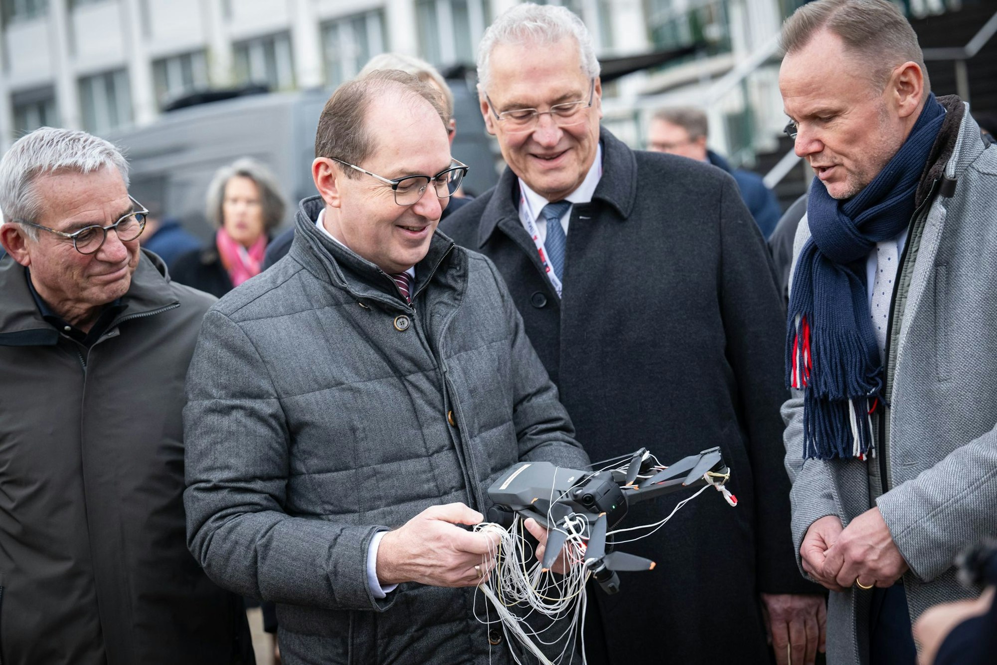 Bevor die Gespräche beginnen, zeigt die neue Drohnenabwehr-Einheit der Bundespolizeidirektion 11, was sie kann.