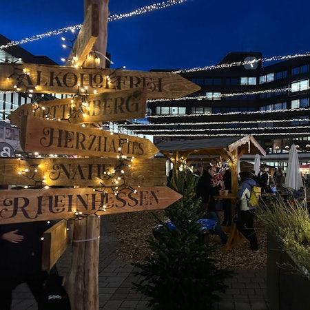 Abends ist das Glühweinfest in Sankt Augustin festlich beleuchtet.