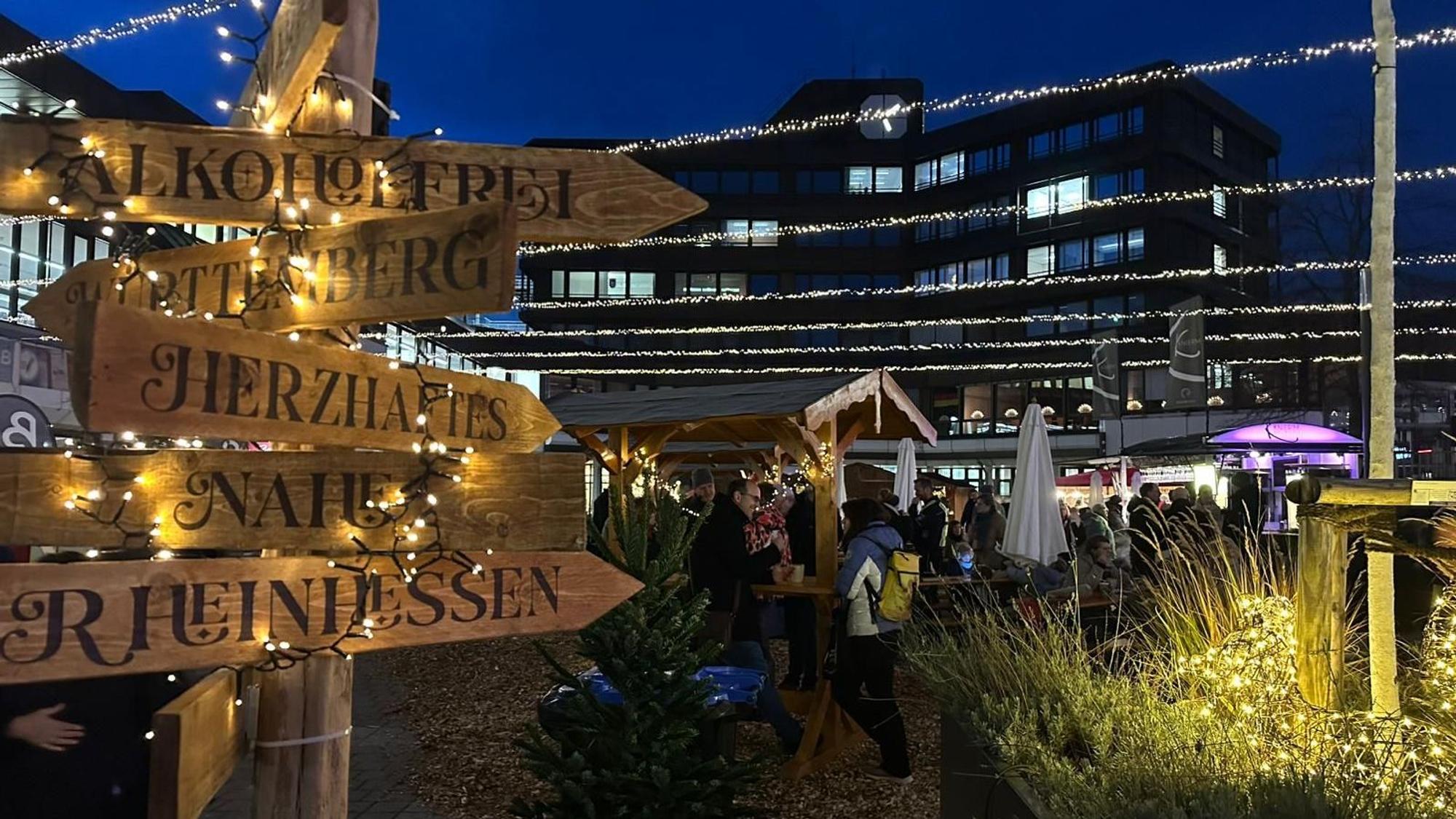 Abends ist das Glühweinfest in Sankt Augustin festlich beleuchtet.