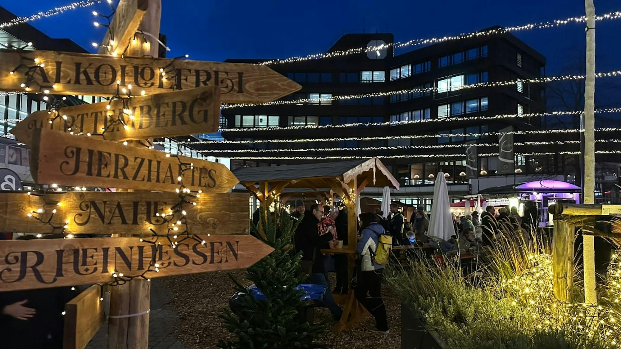 Abends ist das Glühweinfest in Sankt Augustin festlich beleuchtet.