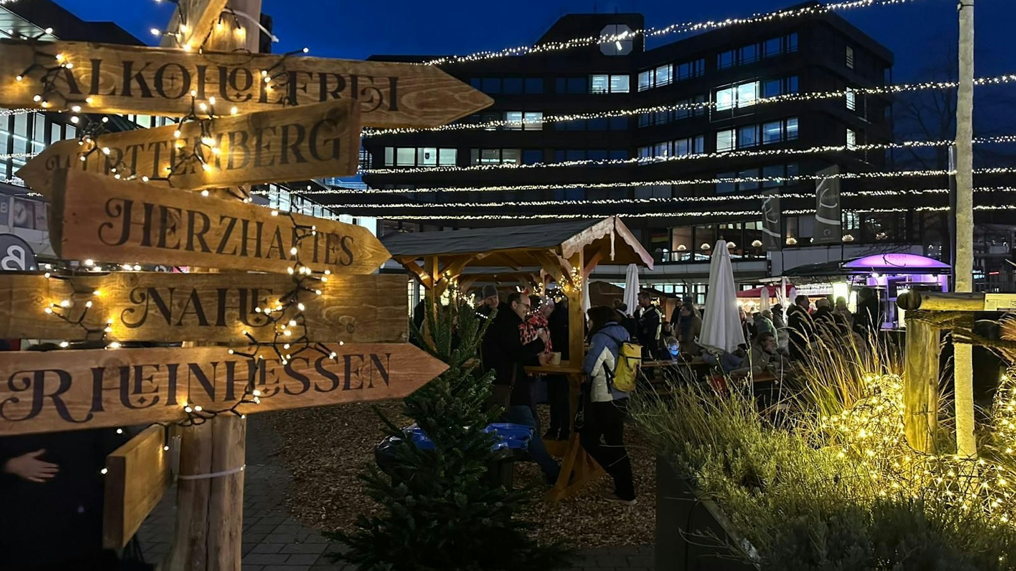 Abends ist das Glühweinfest in Sankt Augustin festlich beleuchtet.
