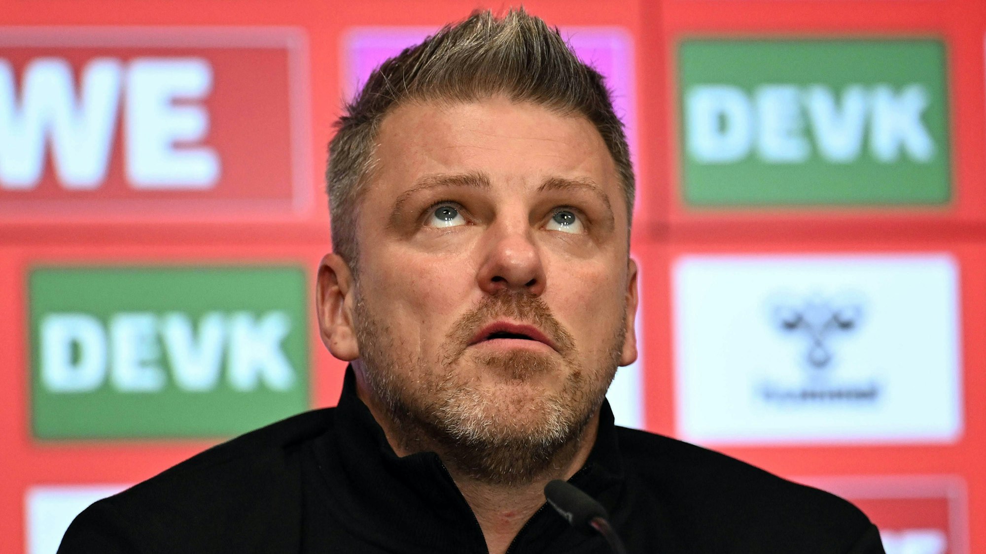 Lukas Kwasniok bei der Pressekonferenz vor dem Heimspiel gegen den FC St. Pauli