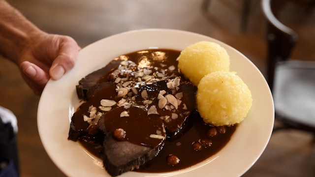 Im Restaurant Max Stark gibt es noch das traditionelle kölsche Ur-Gericht Sauerbraten vom Pferd, hier auf dem Teller mit Soße und Klößen. (Archivbild)