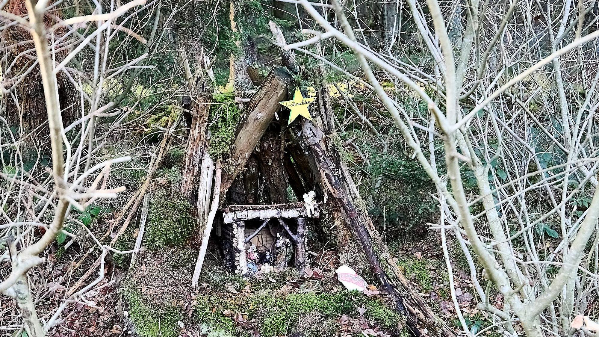 Das Bild zeigte eine weitere Krippe, die mit Materialien wie Zweigen, Moos und Wurzeln gebaut wurde.
