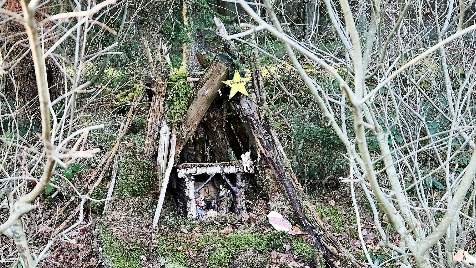 Das Bild zeigte eine weitere Krippe, die mit Materialien wie Zweigen, Moos und Wurzeln gebaut wurde.