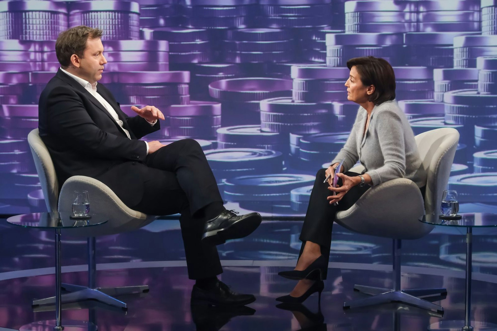 Lars Klingbeil verteidigte die geplante Bürgergeldreform: „Da ist eine Schieflage entstanden in den letzten Jahren“, sagte der SPD-Chef bei Sandra Maischberger. (Bild: WDR / Oliver Ziebe)