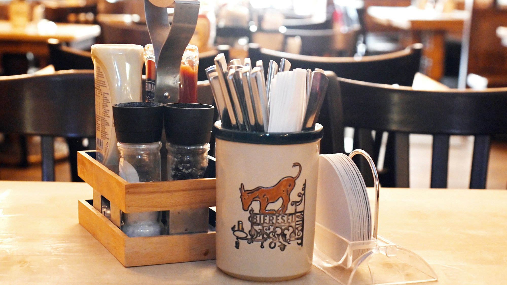 Besteck und anderes Zubehör auf einem Tisch im Restaurant Bieresel in Köln.