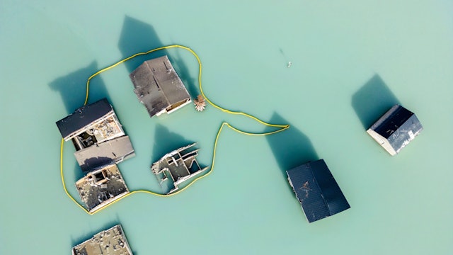 Luftaufnahmen zeigen die zerstörten und überfluteten Häuser des Dorfes Blatten, vier Monate nach dem Bergsturz vom 28. Mai 2025. Damals löste der Einbruch eines Teils des Birkengletschers eine Lawine aus Fels, Eis und Geröll aus, die das Lötschental verwüstete.