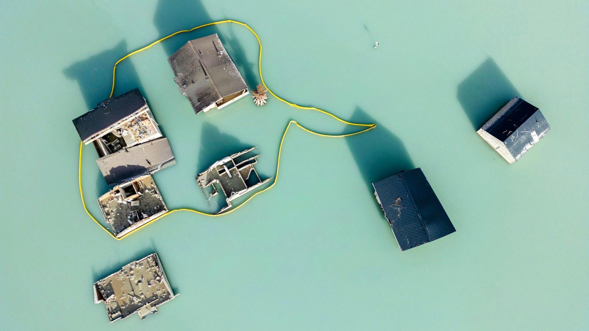 Luftaufnahmen zeigen die zerstörten und überfluteten Häuser des Dorfes Blatten, vier Monate nach dem Bergsturz vom 28. Mai 2025. Damals löste der Einbruch eines Teils des Birkengletschers eine Lawine aus Fels, Eis und Geröll aus, die das Lötschental verwüstete.