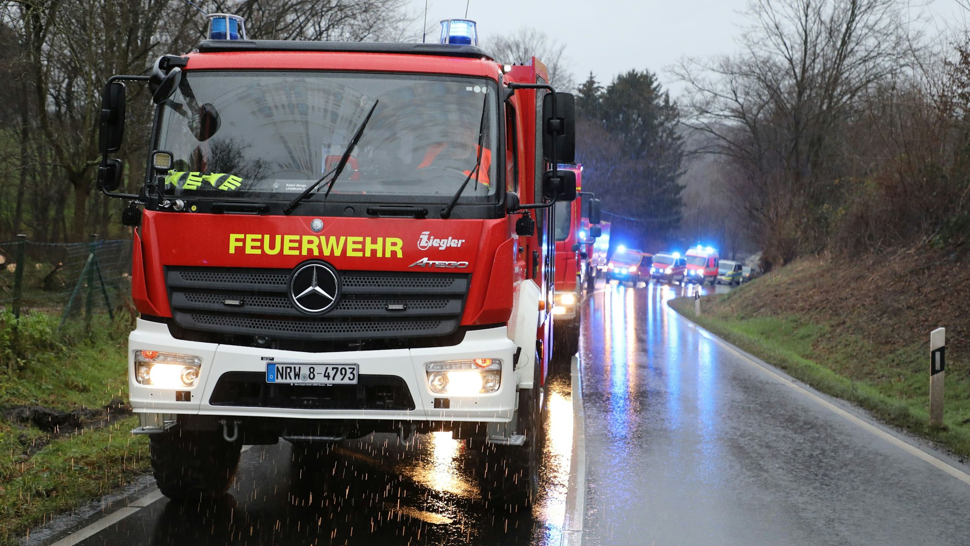 Feuerwehrfahrzeuge stehen auf einer Straße in Overath.