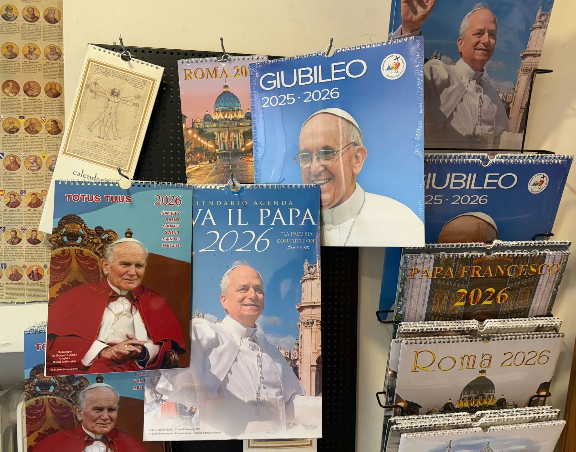 Selbst vom 2005 verstorbenen Papst Johannes Paul II. gibt es noch Kalender.