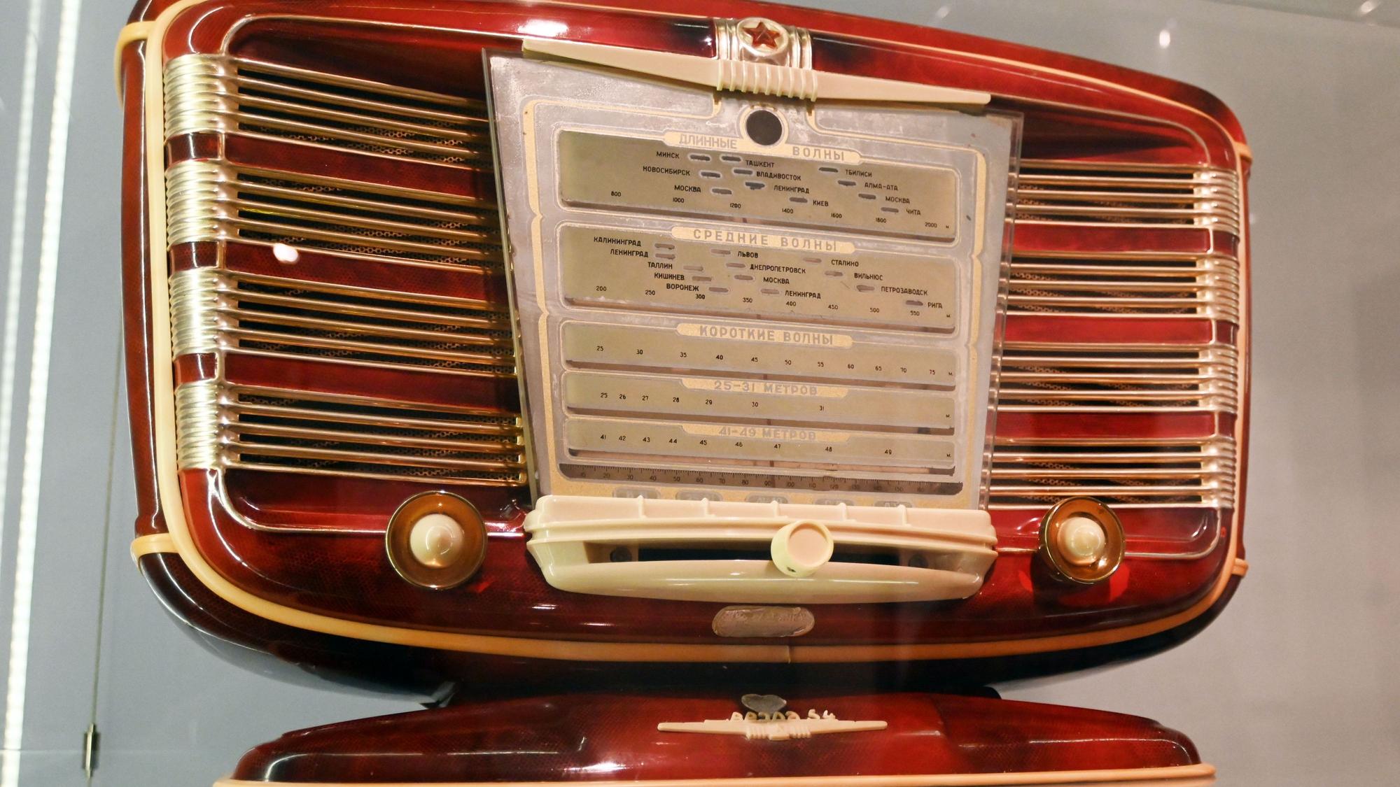Zu den Beständen historischer Radios im Museum für Angewandte Kunst Köln (MAKK) gehört auch ein sowjetisches Exemplar der Stalin-Ära.