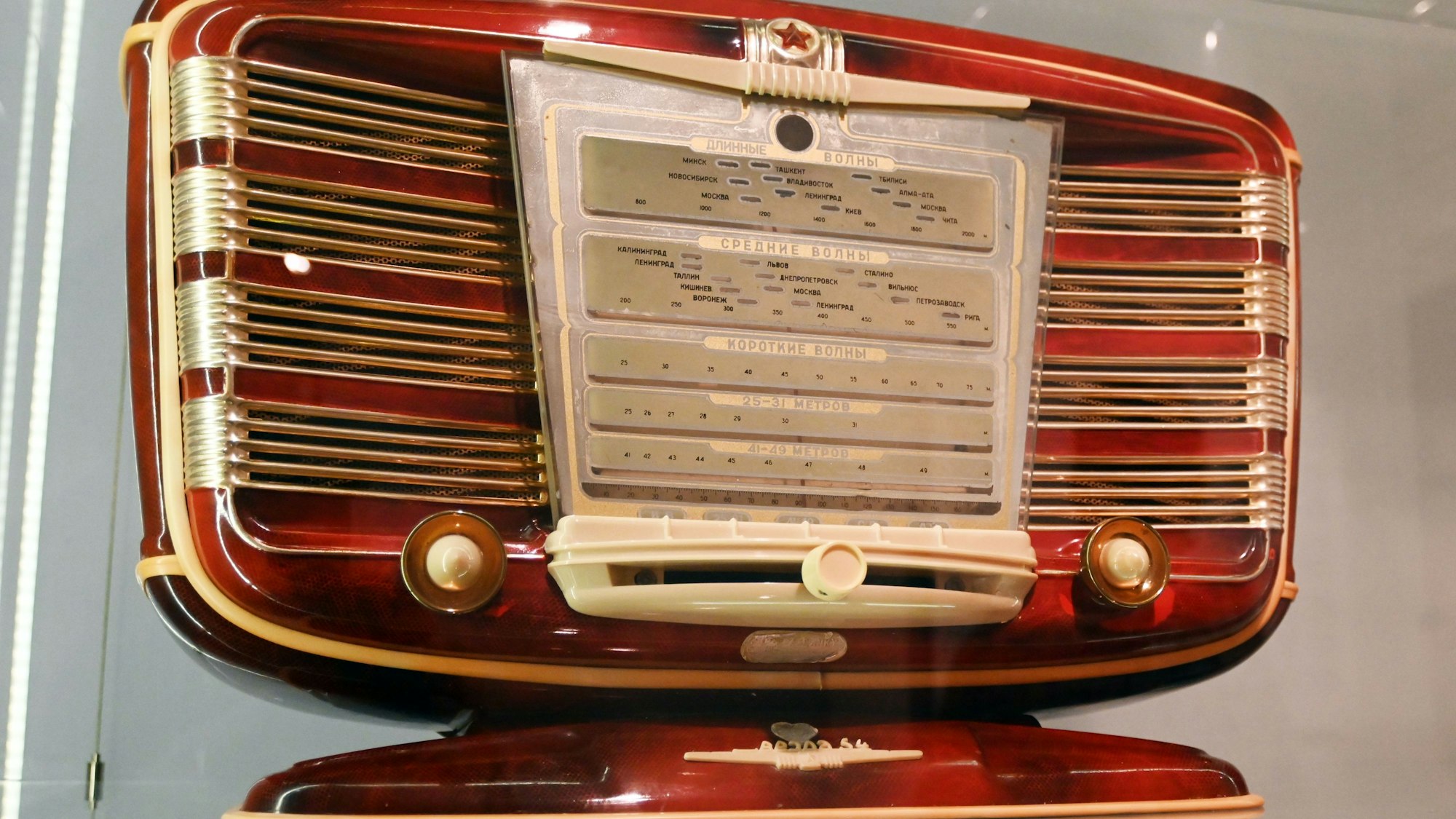 Zu den Beständen historischer Radios im Museum für Angewandte Kunst Köln (MAKK) gehört auch ein sowjetisches Exemplar der Stalin-Ära.