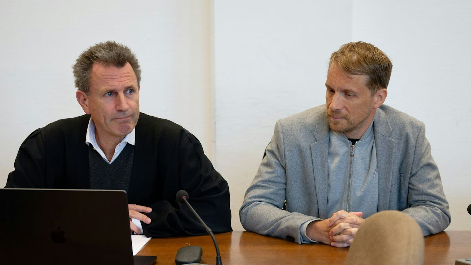 Oliver Pocher im Gerichtssaal.