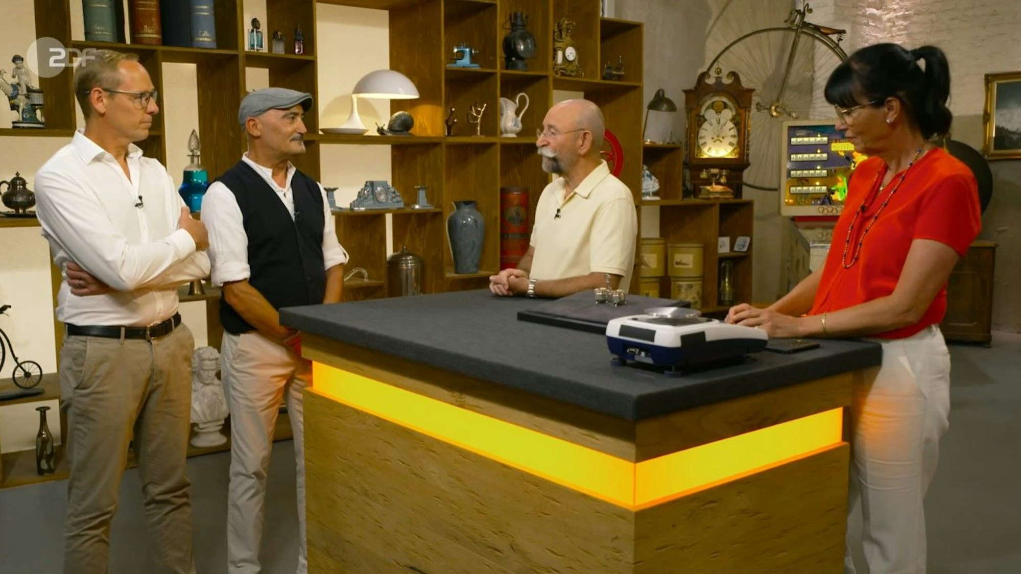 Guido Hövels (v.l.) und Bülent Gencel aus Köln mit Horst Lichter und Heide Rezepa-Zabel bei „Bares für Rares“.