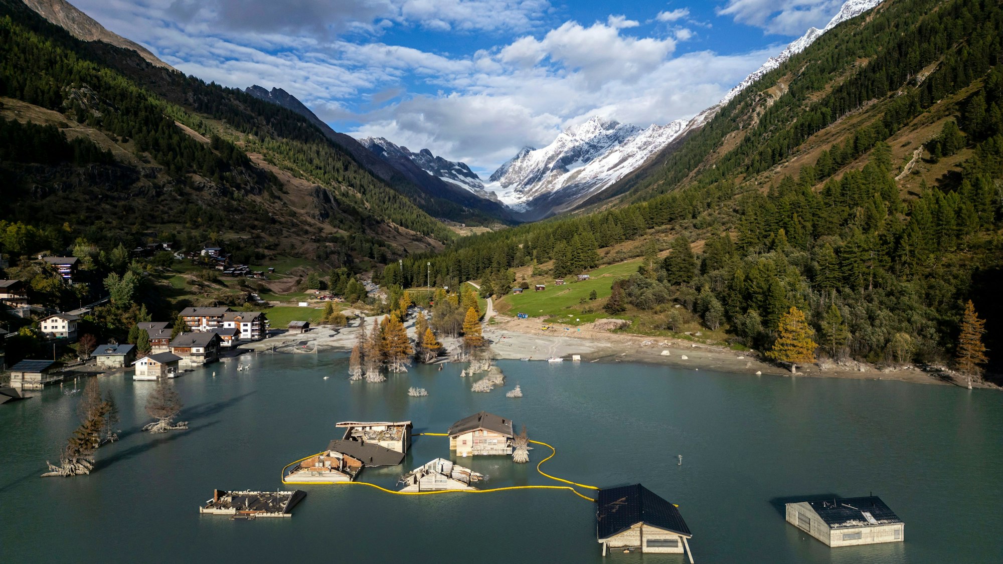 Ein Luftbild zeigt die zerstörten und überfluteten Häuser im Dorf Blatten, 4 Monate nachdem ein Erdrutsch das Dorf zerstört hat.