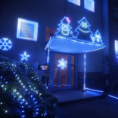 Rund 20.000 LEDs leuchten an diesem Haus am Kirchenhof in Müngersdorf. Wer auf den Buzzer drückt, startet eine auf verschiedene Weihnachtslieder abgestimmte Lichtshow. Simon Biela ruft mit der Aktion zum Spenden auf.