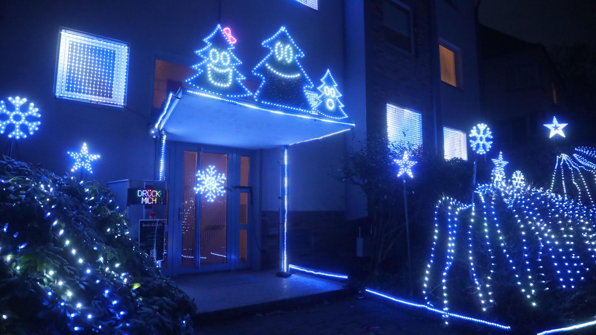 Rund 20.000 LEDs leuchten an diesem Haus am Kirchenhof in Müngersdorf. Wer auf den Buzzer drückt, startet eine auf verschiedene Weihnachtslieder abgestimmte Lichtshow. Simon Biela ruft mit der Aktion zum Spenden auf.
