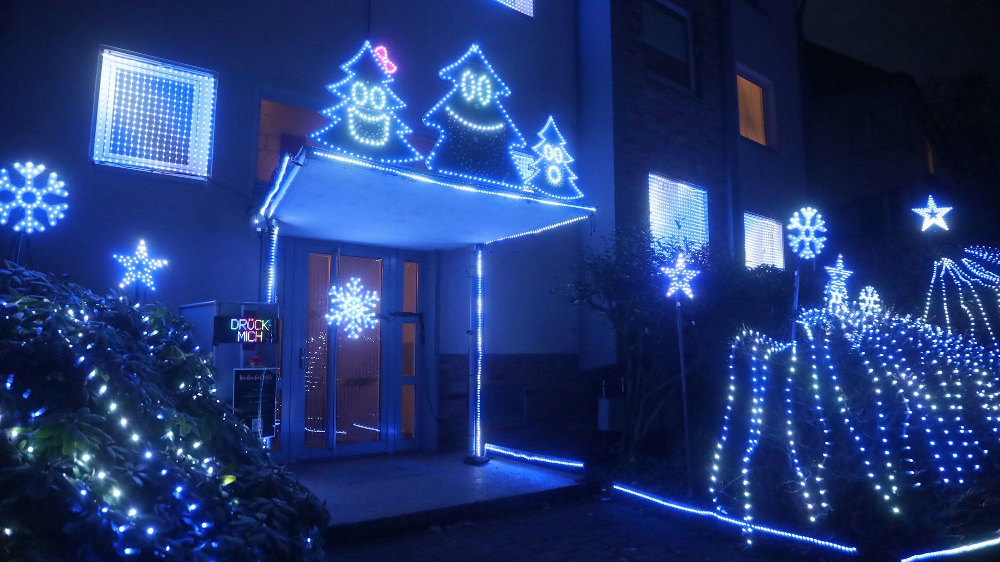 Rund 20.000 LEDs leuchten an diesem Haus am Kirchenhof in Müngersdorf. Wer auf den Buzzer drückt, startet eine auf verschiedene Weihnachtslieder abgestimmte Lichtshow. Simon Biela ruft mit der Aktion zum Spenden auf.