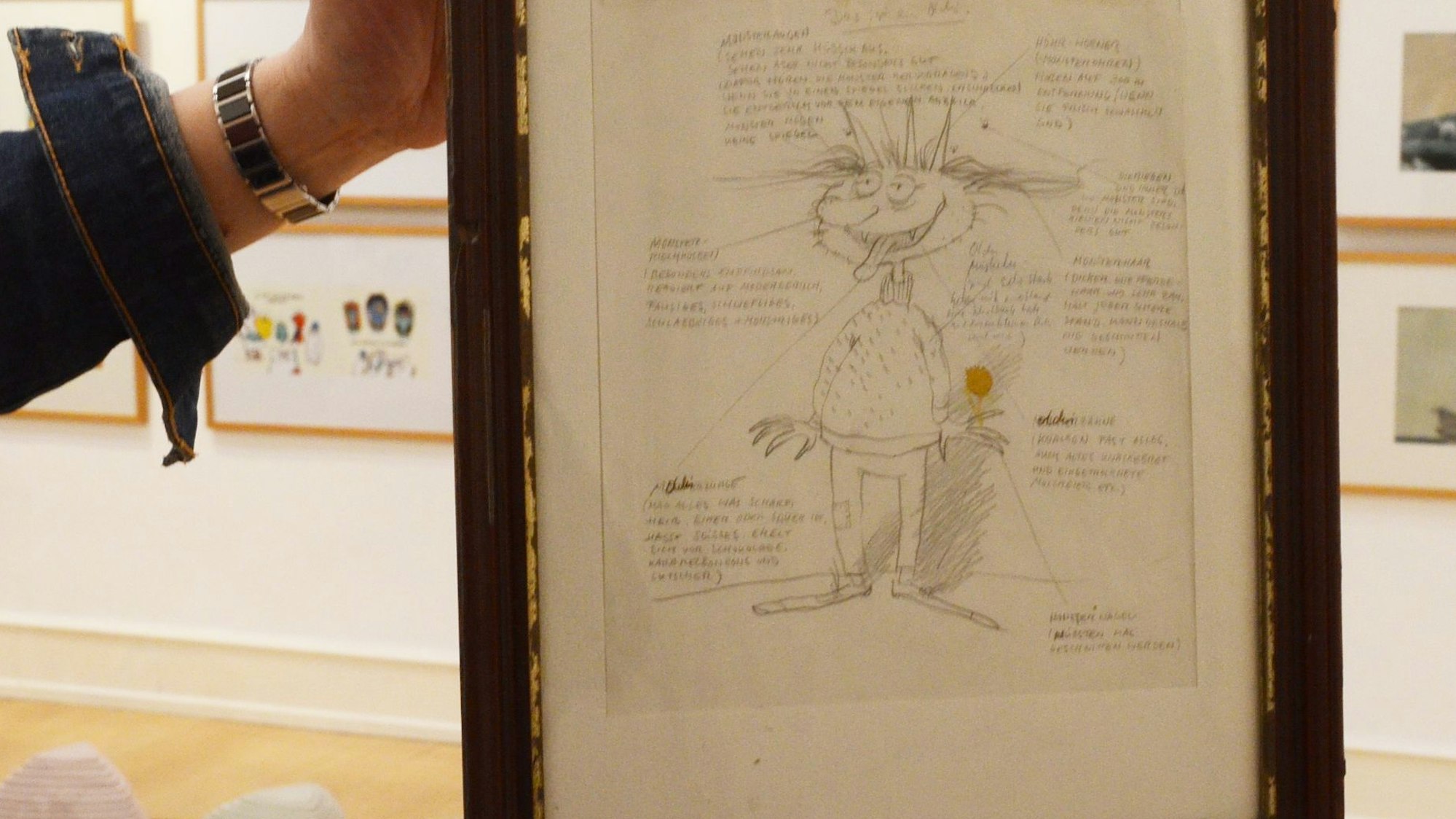 Eine Bleistiftzeichnung mit Anmerkungen zu der gezeigten Fantasiefigur.