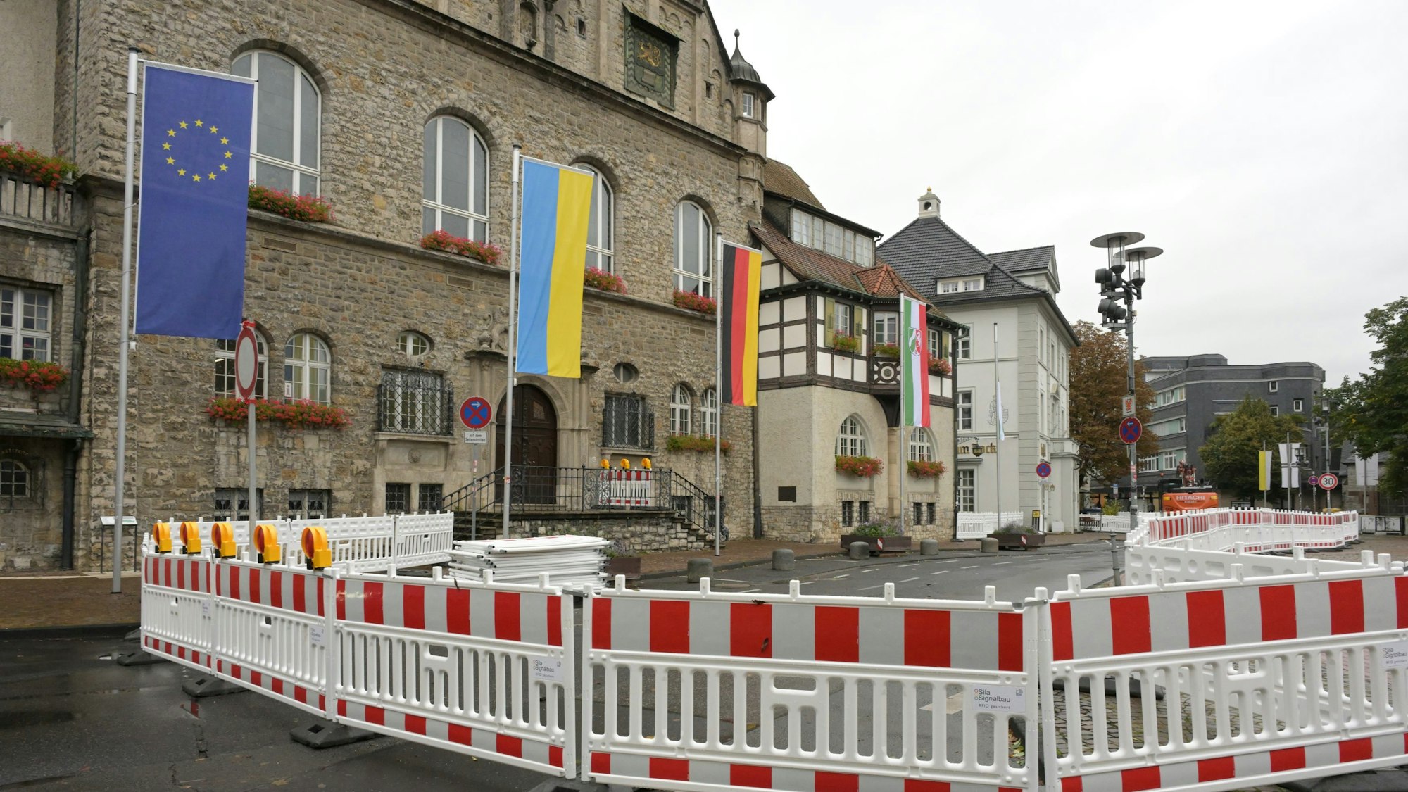 Vor dem Rathaus sperren Barken die Baustelle ab.