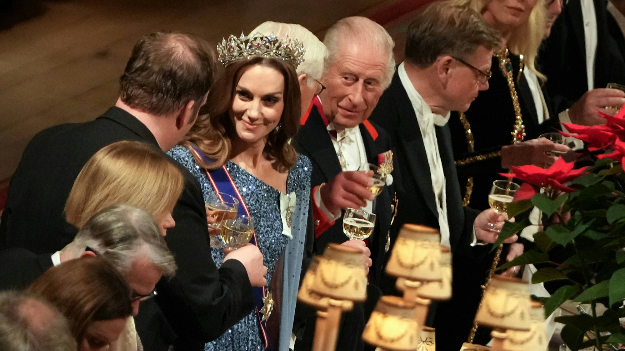 König Charles III, Prinzessin Kate und Frank-Walter Steinmeier heben ihre Gläser bei einem Staatsbankett.