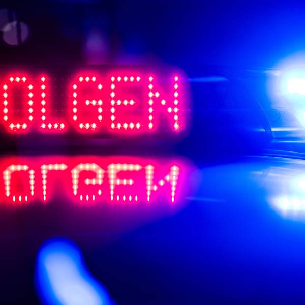 «Folgen» ist auf einer Anzeige auf dem Dach eines Polizeiautos zu lesen.