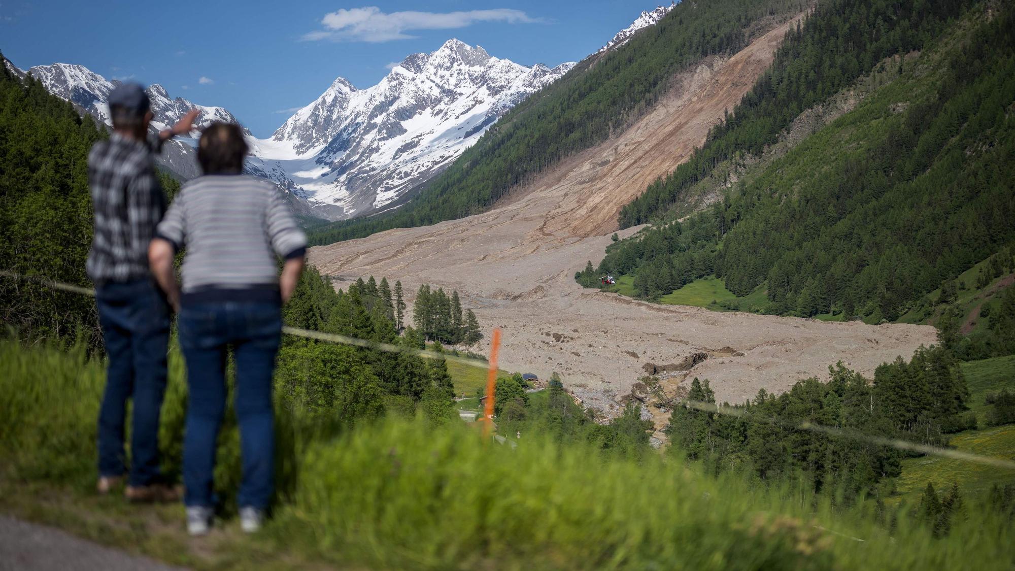 Einwohnerinnen und Einwohner beobachten in Wiler den gewaltigen Bergsturz, der nach dem Einbruch des Birchgletschers tonnenweise Fels, Eis und Geröll ins Tal schleuderte und Blatten zerstörte. Der Gletscher im Schweizer Kanton Wallis war am 28. Mai 2025 kollabiert.