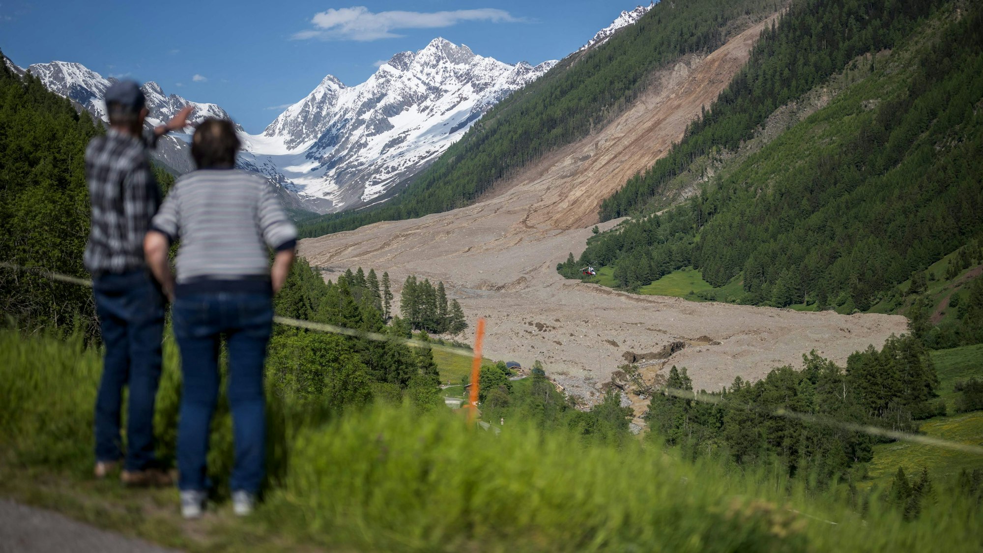 Einwohnerinnen und Einwohner beobachten in Wiler den gewaltigen Bergsturz, der nach dem Einbruch des Birkengletschers tonnenweise Fels, Eis und Geröll ins Tal schleuderte und Blatten zerstörte. Der Gletscher im Schweizer Kanton Wallis war am 28. Mai 2025 kollabiert.