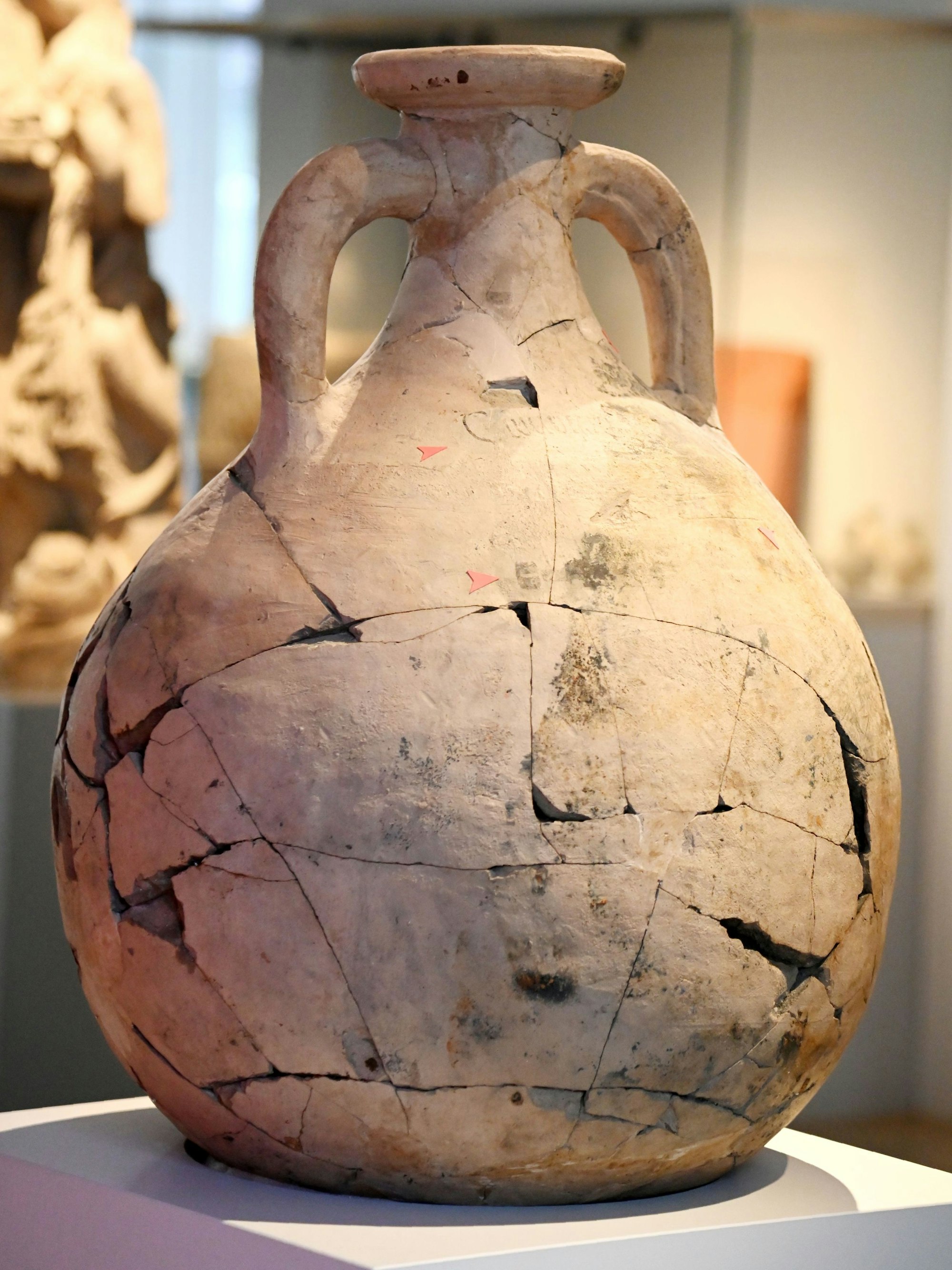 Aus den erhaltenen Einzelteilen haben die Archäologen diese Amphore im Römisch-Germanischen Museum zusammengepuzzelt.