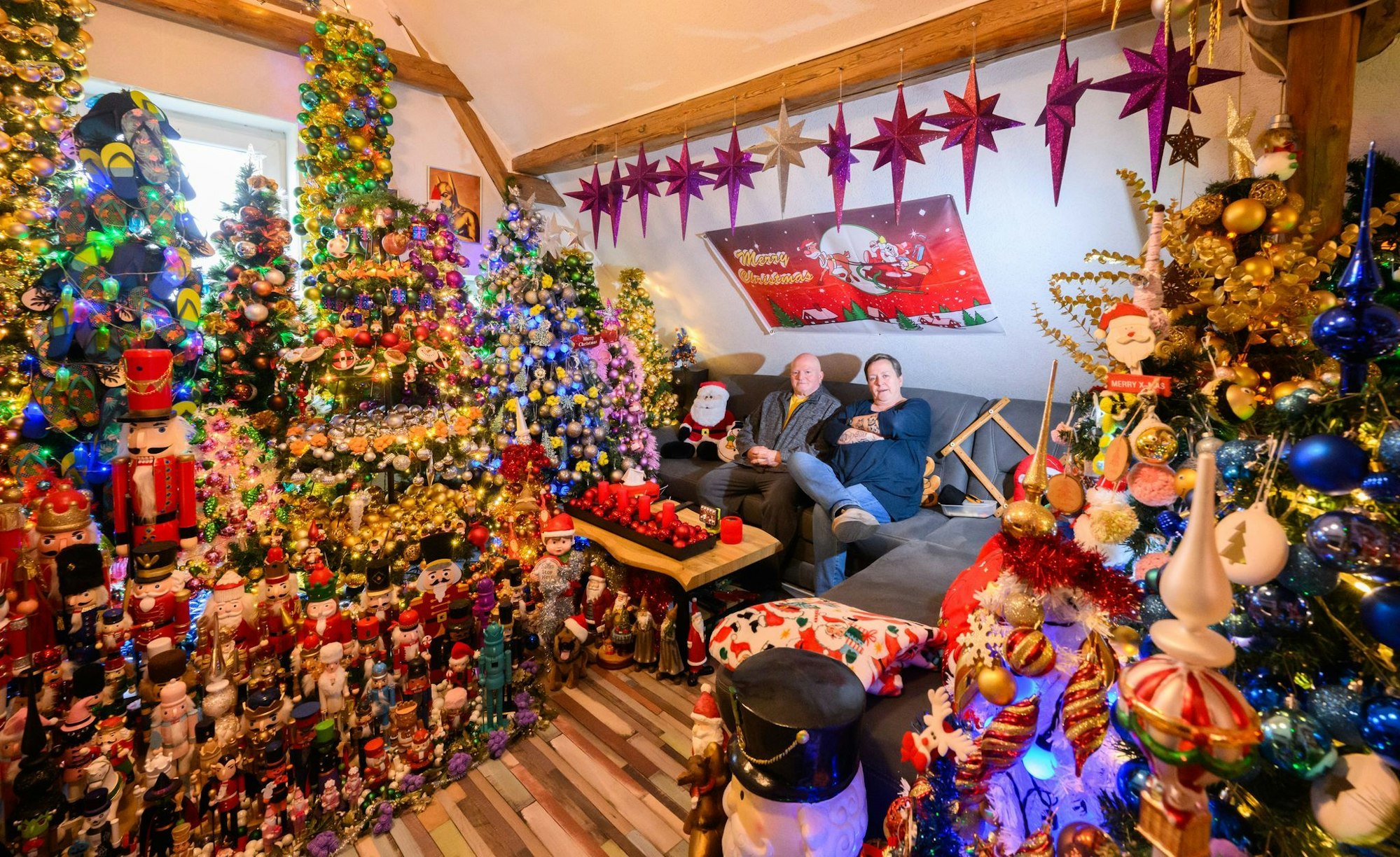 621 Weihnachtsbäume mit weit über 125.000 Christbaumkugeln und 50.000 Lichtern: Zur Adventszeit erstrahlt das Haus der Familie Jeromin als kunterbunte Weihnachtswelt.