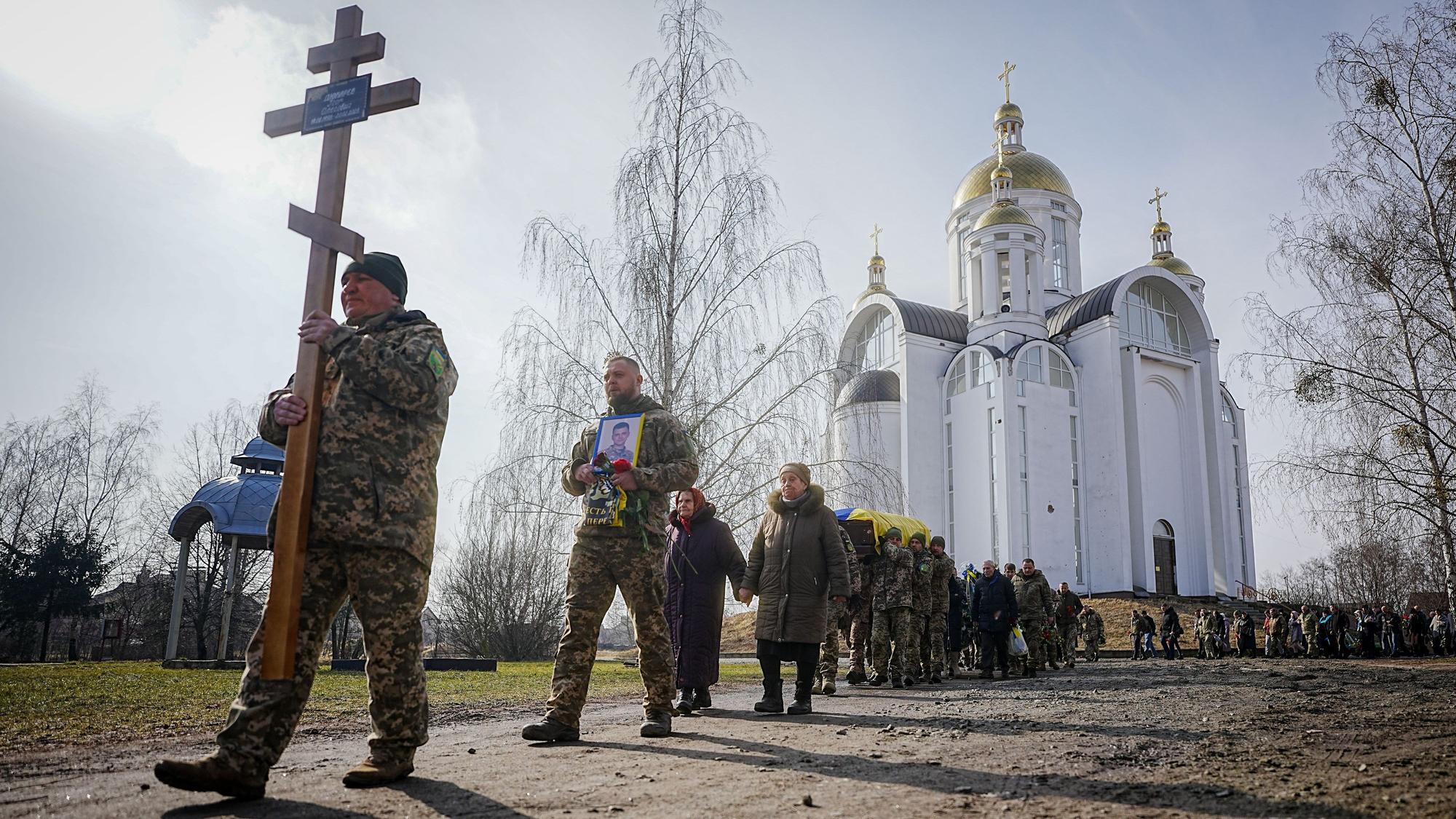 Der Sarg mit dem gefallenen Soldaten Ihor Djukarjew wird nach einer Trauerfeier aus der Andreas Kirche von Butscha getragen.