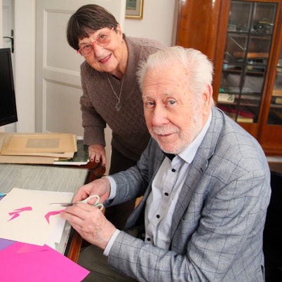 Die Bebilderungen des Kinderbuchs „Greti und Rolli Klitzeklein“ erstellte Illustrator Paul Bergrath (hier mit Autorin Sabine Otten) mittels der Scherenschnitt-Technik.