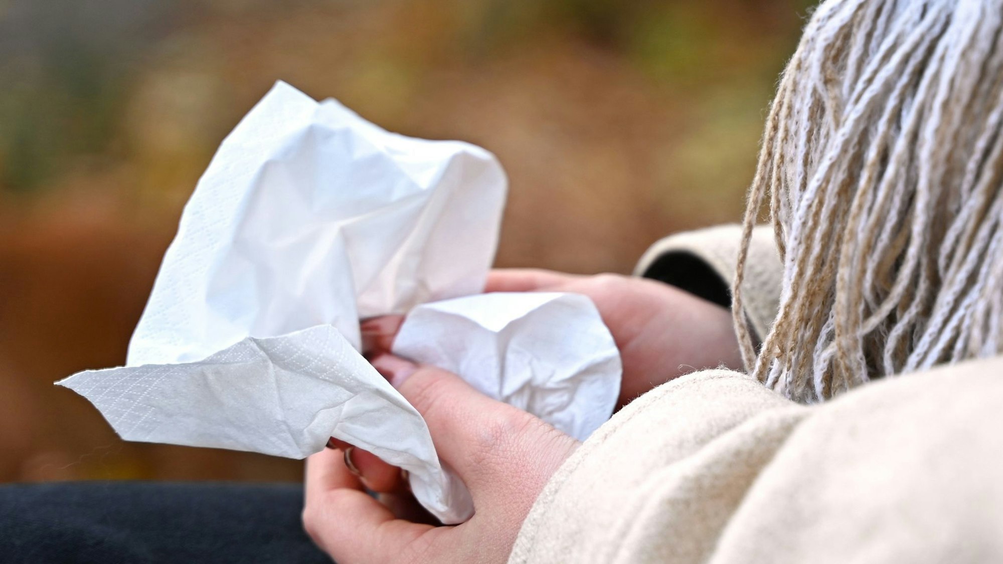 Jetzt brauchen viele Menschen wieder Taschentücher für die laufende Nase. (Symbolbild)