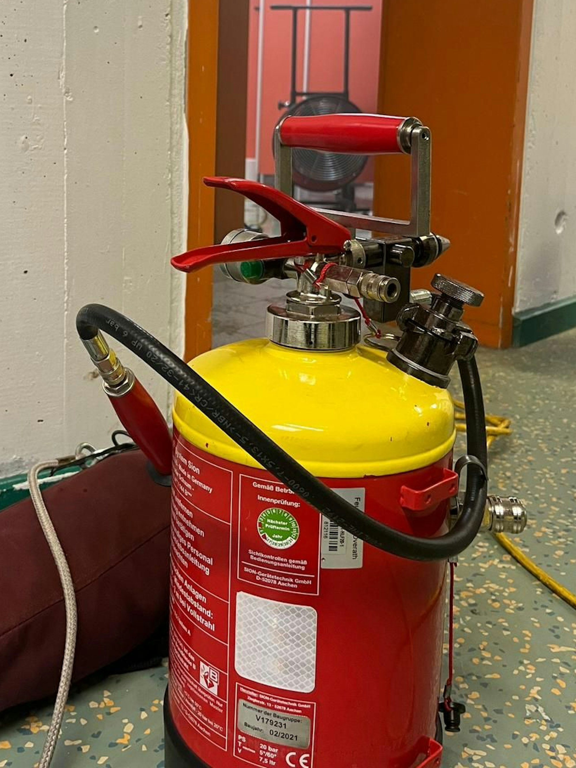 Ein Kleinlöschgerät der Feuerwehr Overath steht vor der Mädchentoilette im zweiten Obergeschoss des Schulzentrums Cyriax.