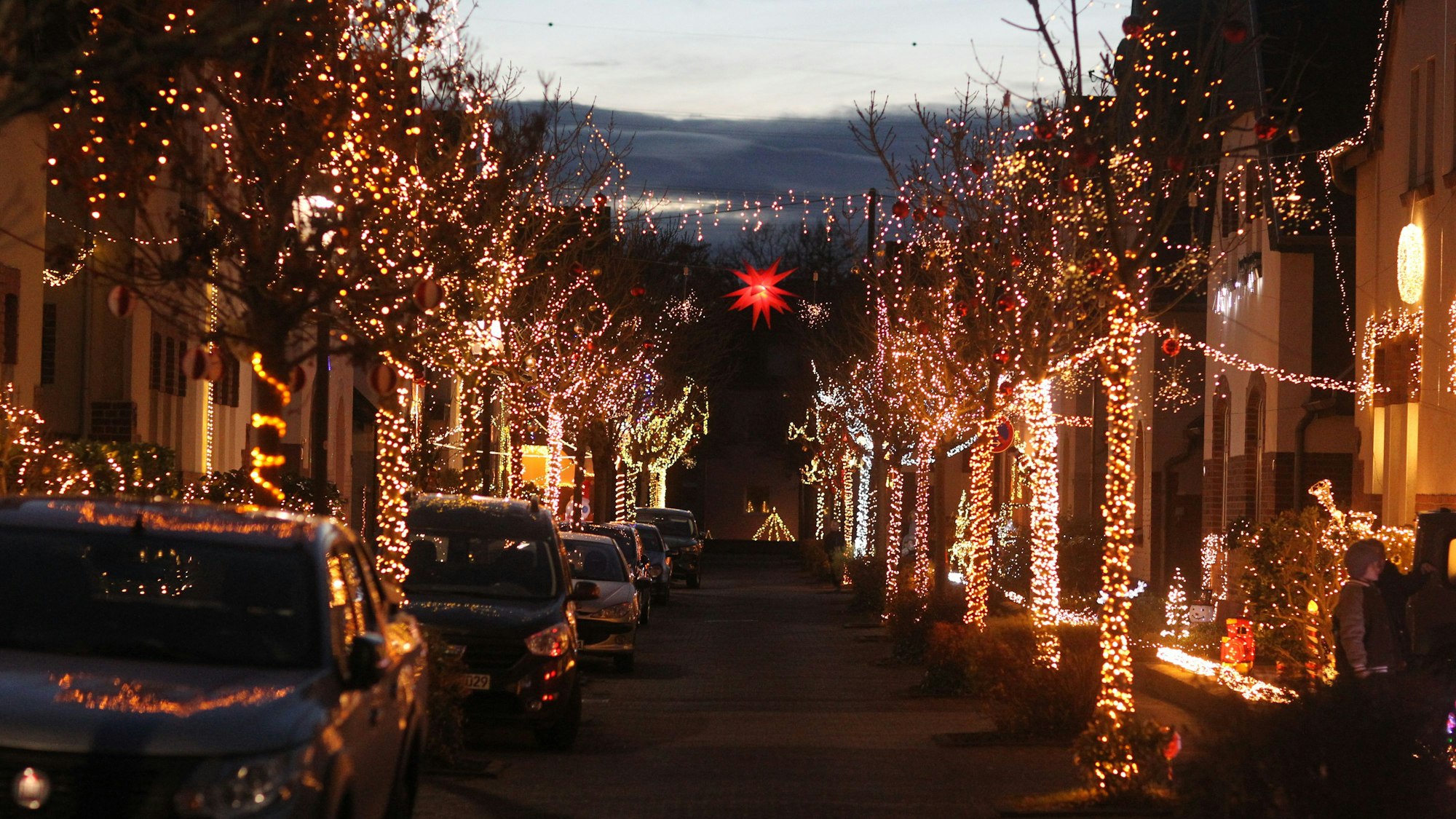 In Troisdorf-Oberlar hat sich die Elisabethstraße in eine Weihnachtsstraße verwandelt.