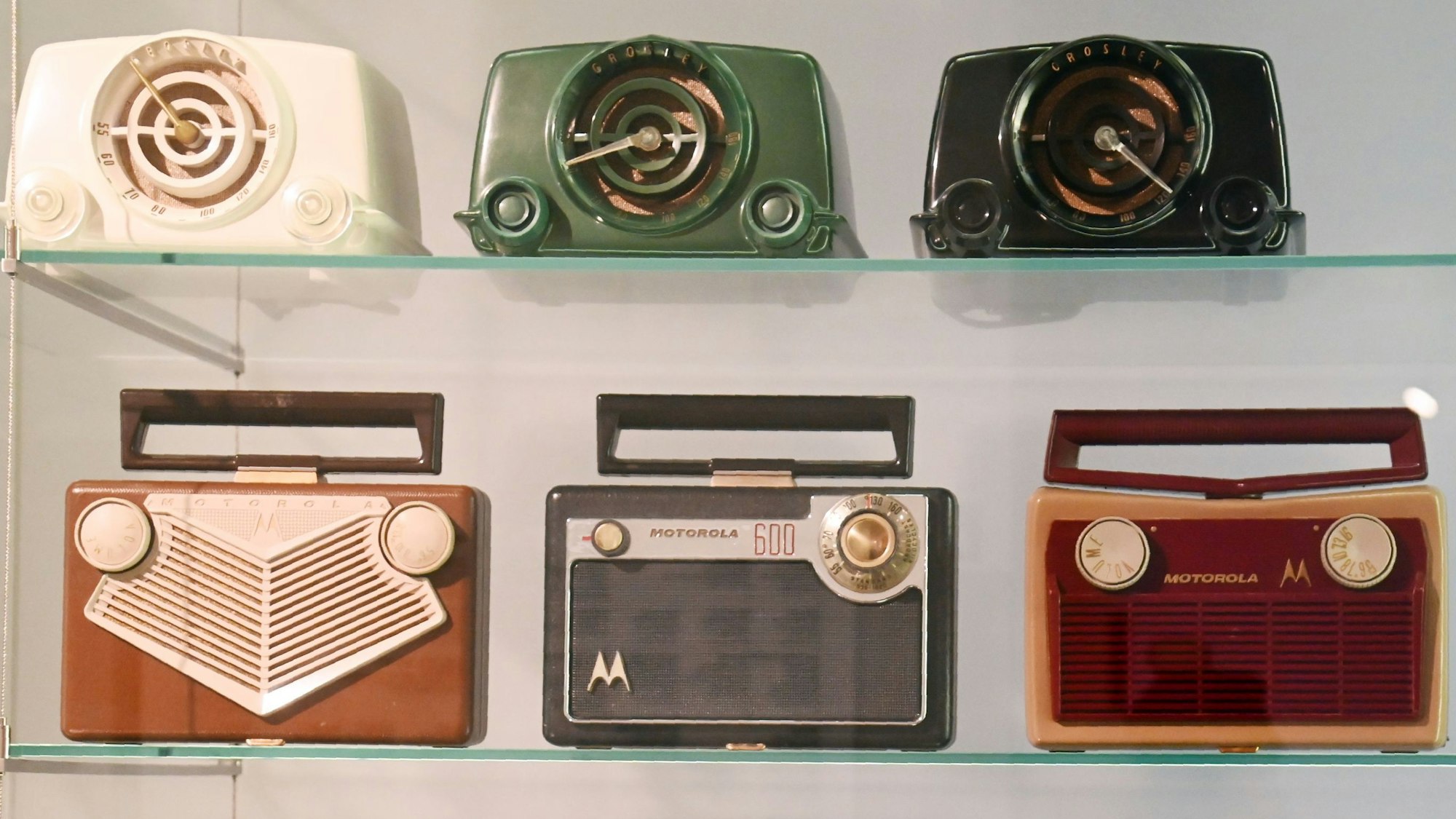 Radios der späten 1930er bis 1950er Jahre im Museum für Angewandte Kunst Köln (MAKK)