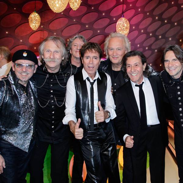 Cliff Richard mit der Kölner Band Die Höhner in der ZDF-Show „Willkommen bei Carmen Nebel“.