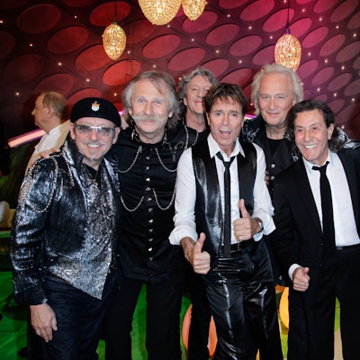 Cliff Richard mit der Kölner Band Die Höhner in der ZDF-Show „Willkommen bei Carmen Nebel“.