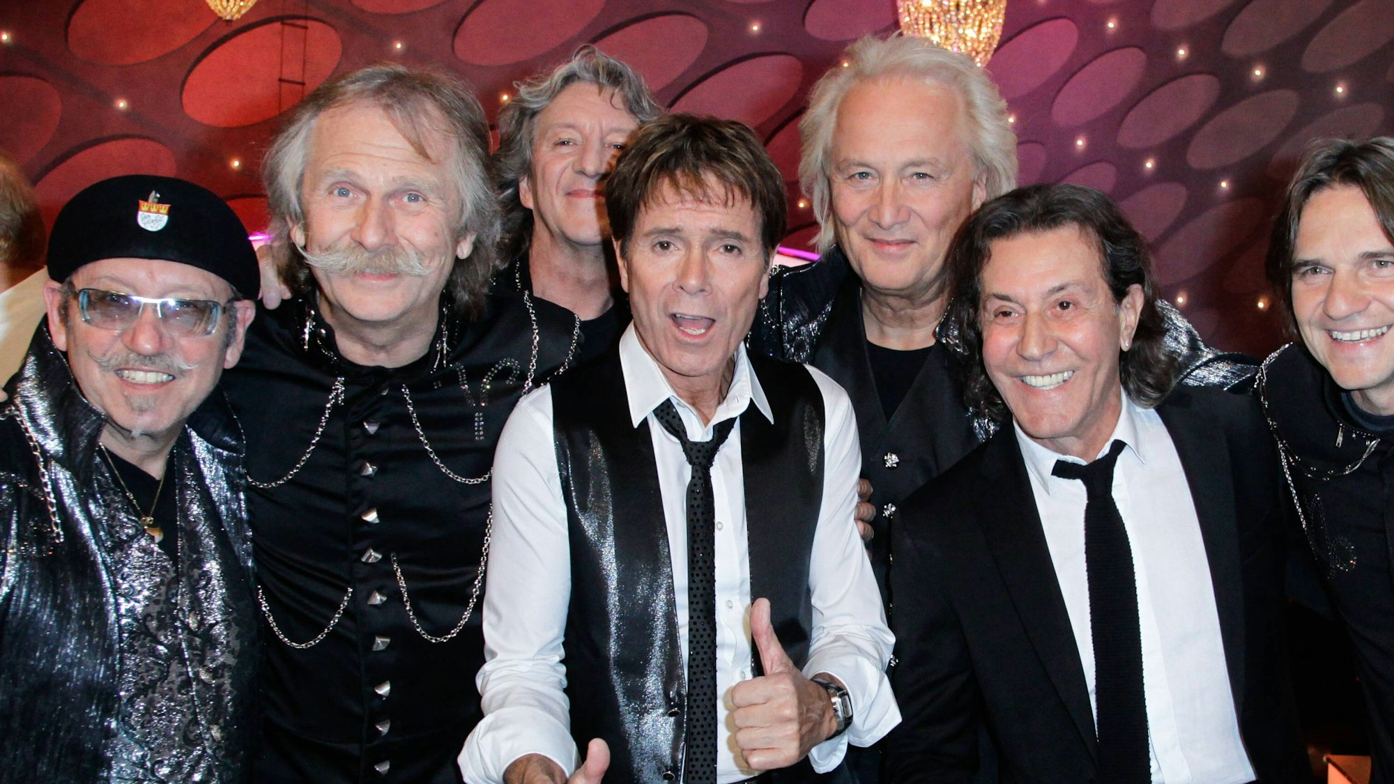 Cliff Richard mit der Kölner Band Die Höhner in der ZDF-Show „Willkommen bei Carmen Nebel“.