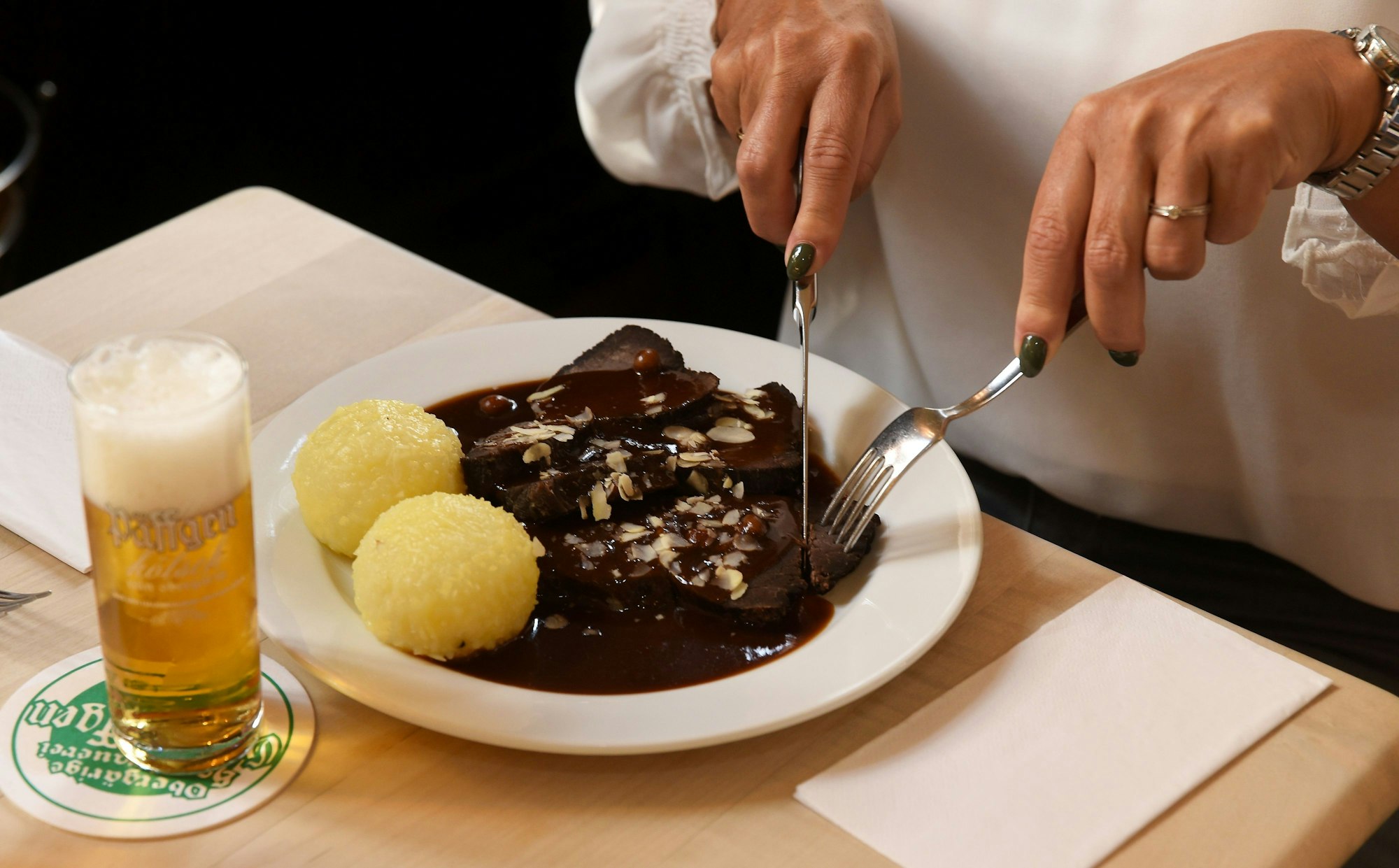 Pferdefleisch im Restaurant Max Stark. Hier gibt es noch Sauerbraten vom Pferd, zu sehen mit Klößen und Kölsch daneben.
