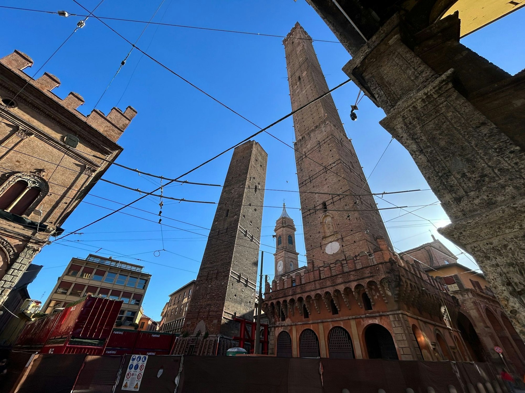 Die schiefen Türme von Bologna: Garisenda (l) und Asinelli.