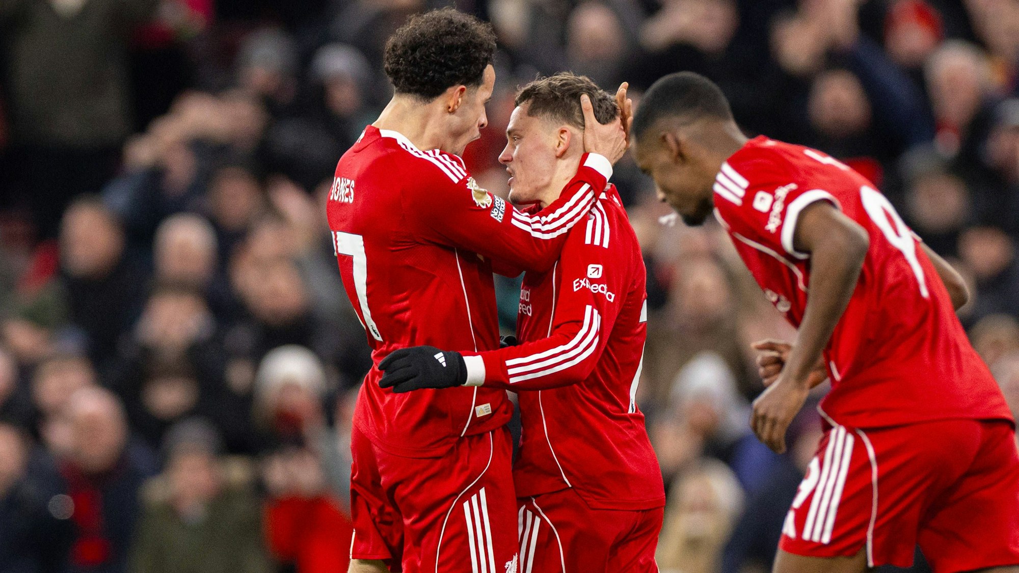 Florian Wirtz jubelt mit seinen Mannschaftskollegen beim FC Liverpool.