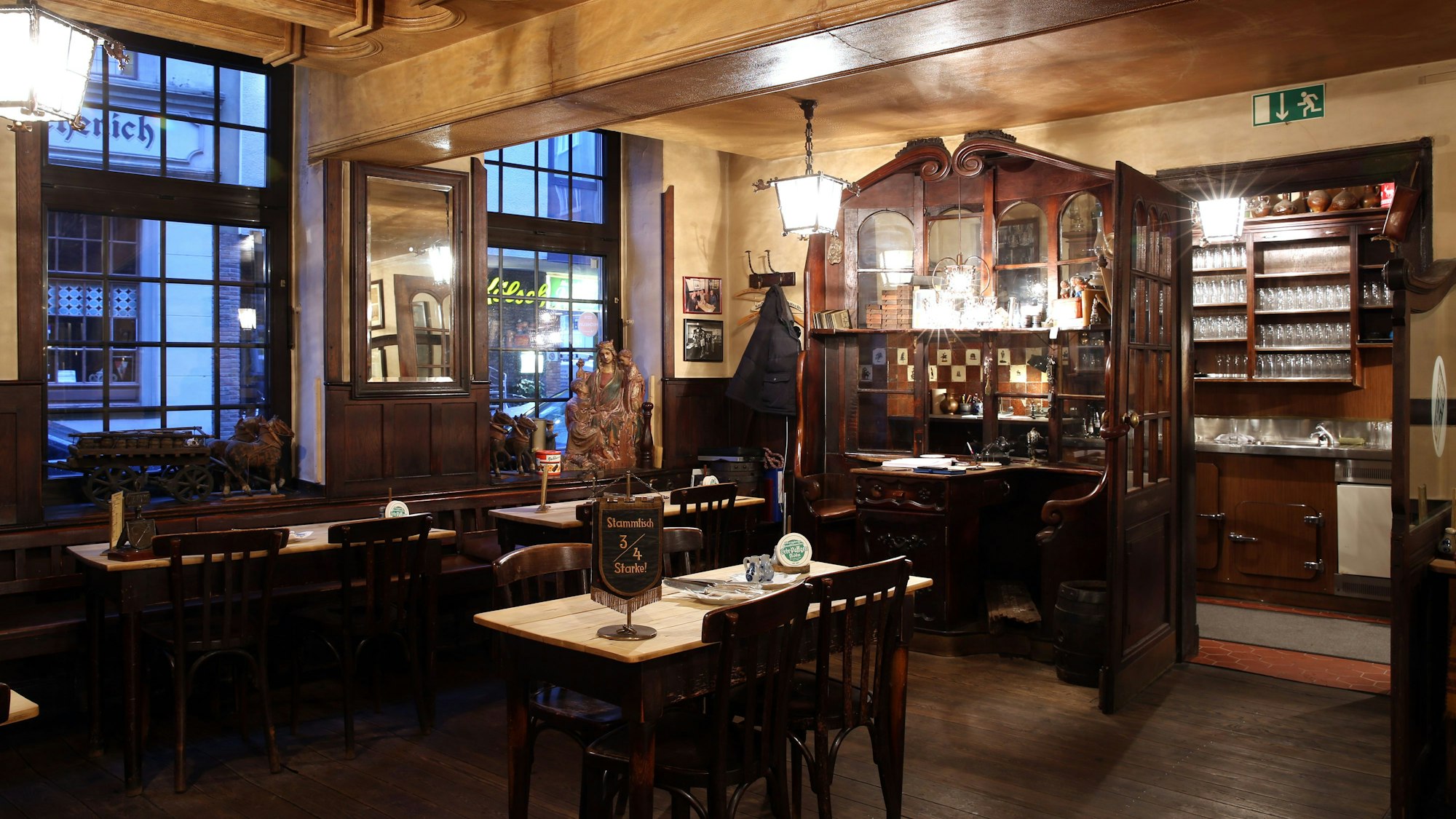 Das Haus Töller mit Beichtstuhl (holzvertäfelter Arbeitsplatz für den Wirt) und viel Holzeinrichtung in Köln. (Archivbild)