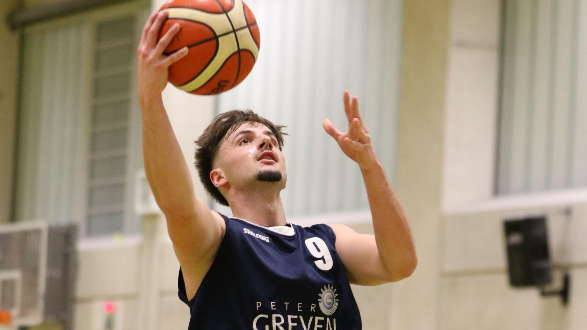 Erftbasket-Spieler Jan Züll steigt mit dem Ball in der rechten Hand zum Korb hoch.