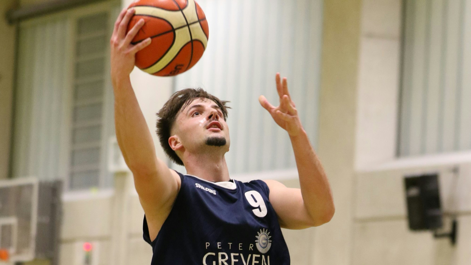 Erftbasket-Spieler Jan Züll steigt mit dem Ball in der rechten Hand zum Korb hoch.