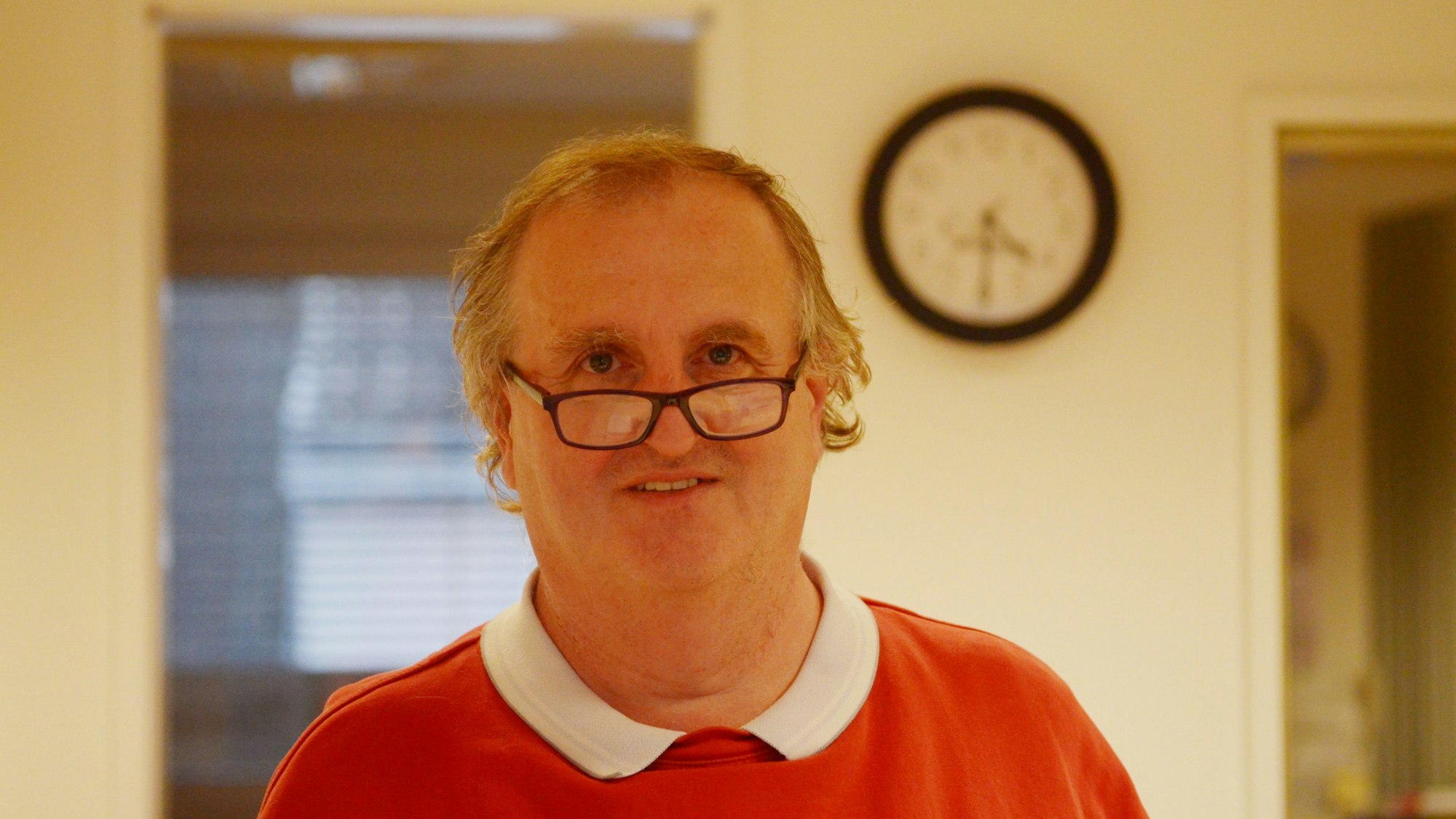 Guido Bachem im Porträt, im Hintergrund eine Wanduhr.