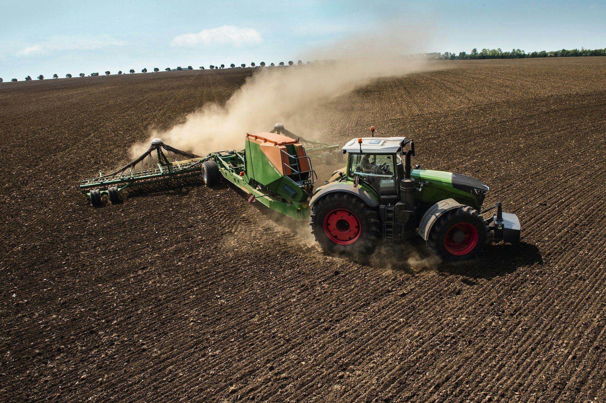 Rustikaler Job: Aber nicht täuschen lassen - im Fendt Vario 1050 Traktor hilft modernste Taktik bei der Feldarbeit.
